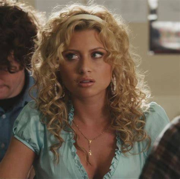 Alyson Michalka Easy A: Bio, Age, Height, Husband, Hellcats, iZombie, Curly Hair, Movies & Net Worth