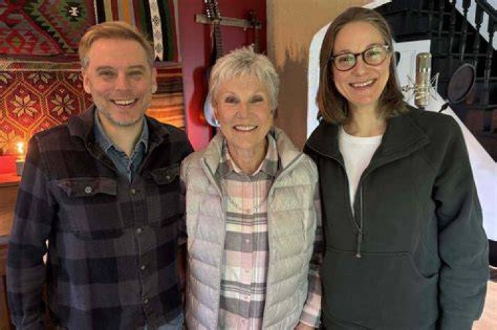 Anne Murray: Husband, net worth, tattoos, smoking & body measurements