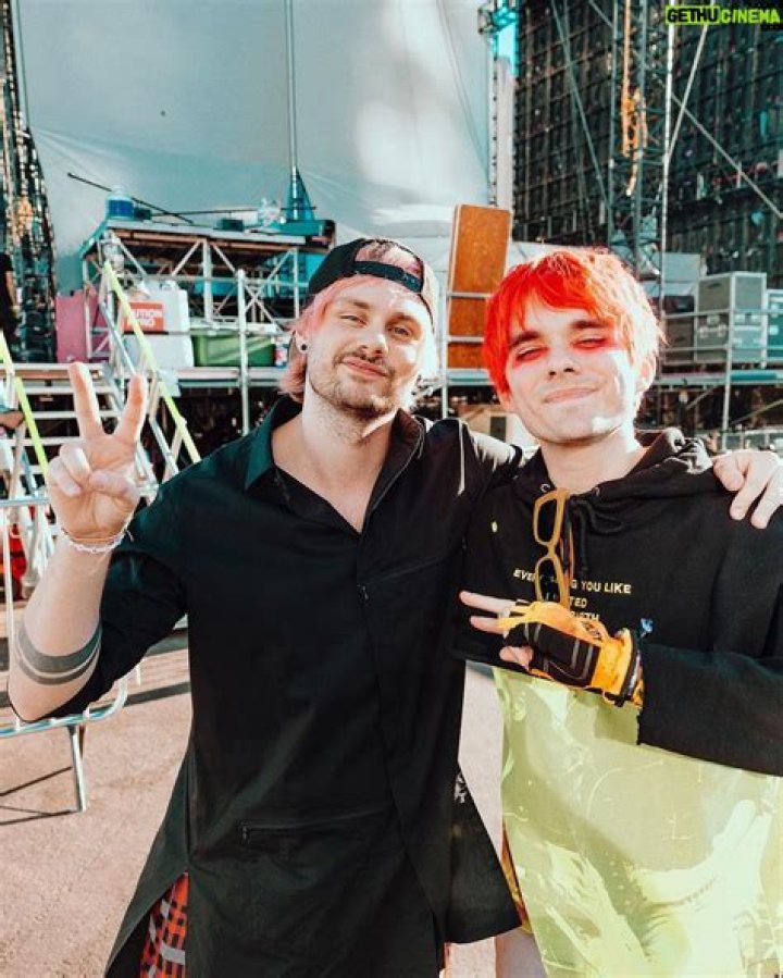 Awsten Knight Bio, Wiki, Age, Height, Girlfriend, Family, Songs, Eyes and Net Worth