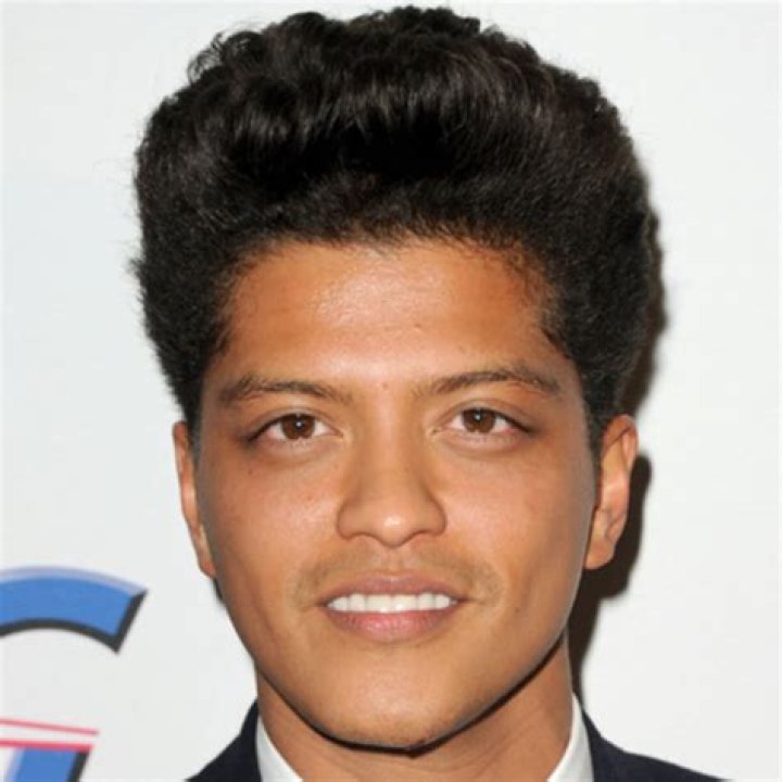 Bruno Mars Biography, Age, Family, Girlfriend, Music and Net Worth.