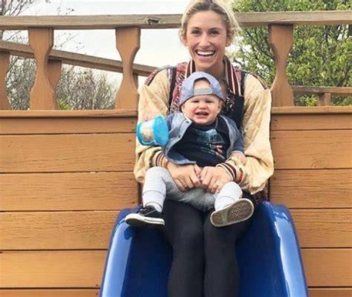 Casey Cizikas Age, Wiki, Biography, Wife, Children, Salary, Net Worth, Parents