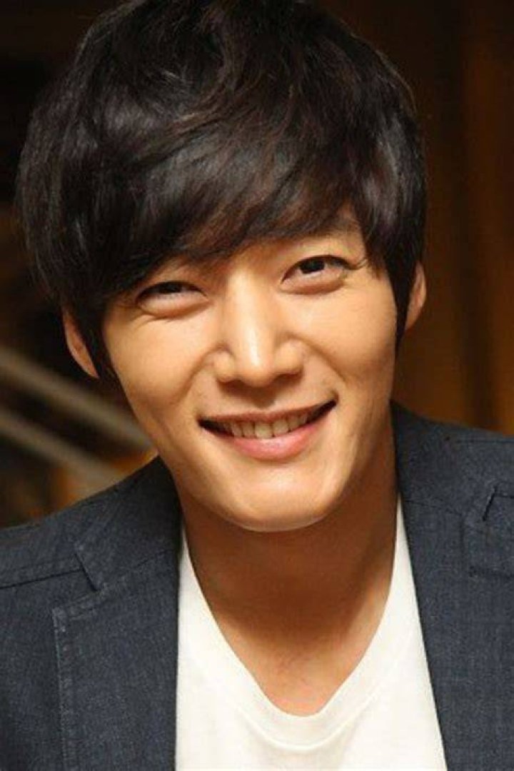 Choi Jin Hyuk Bio, Wiki, Age, Height, Family, Wife, Movies, Salary and Net Worth.