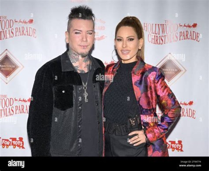 DJ Ashba: Wife, net worth, tattoos, smoking & body facts