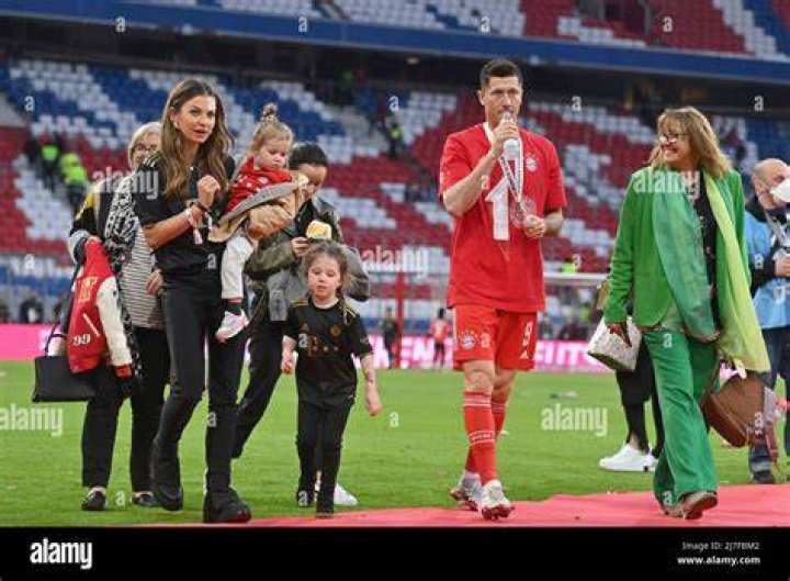 Does Robert Lewandowski Have A Son? Meet His Daughters Klara & Laura Lewandowska