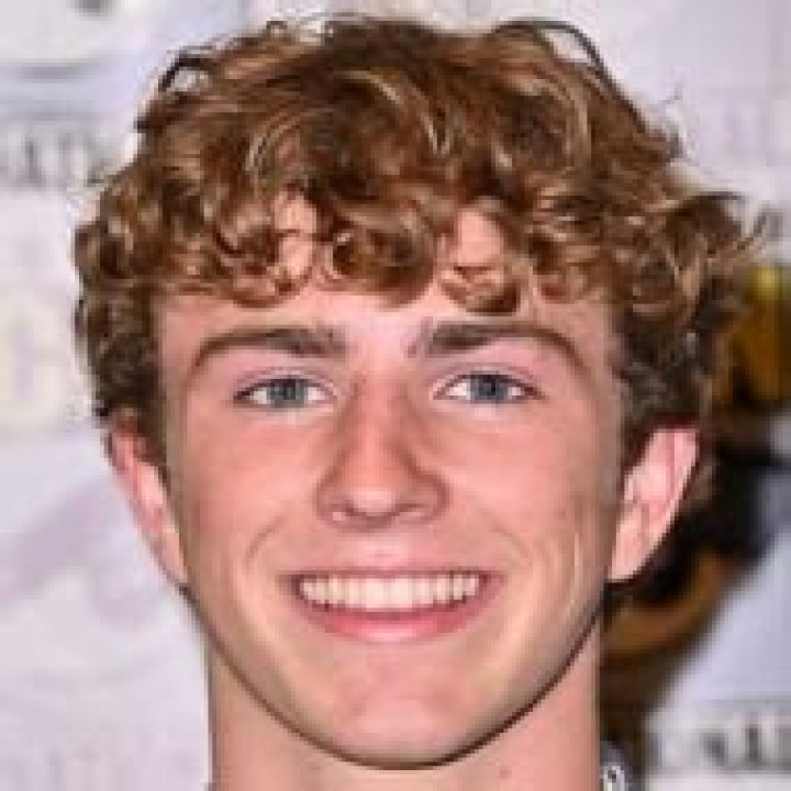 Elliott Fullam Bio, Age, Wiki, Height, Girlfriend, Net Worth, Facts