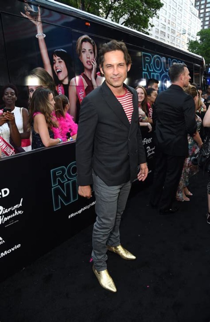 Enrique Murciano: Wife, net worth, tattoos, smoking & body facts