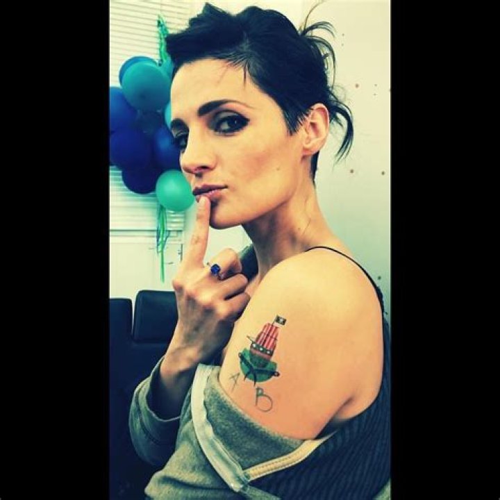 Fivel Stewart: dating, net worth, tattoos, smoking & body measurements