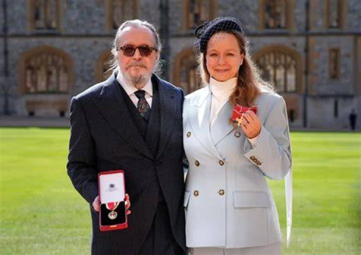 Gary Oldman: Wife, net worth, tattoos, smoking & body facts