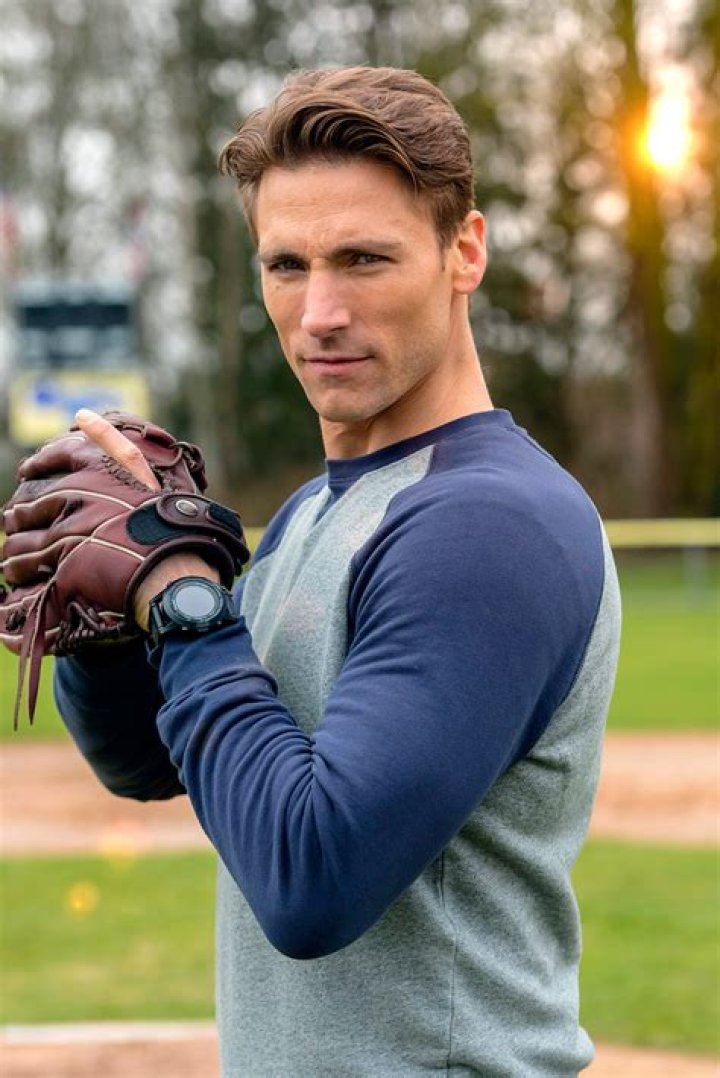 Hallmark: Andrew Durand Wikipedia & Girlfriend, Is The Actor Married?
