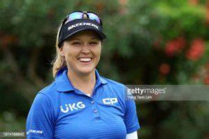 How many siblings does Brooke Henderson have? Who is older Brooke and Brittany Henderson?
