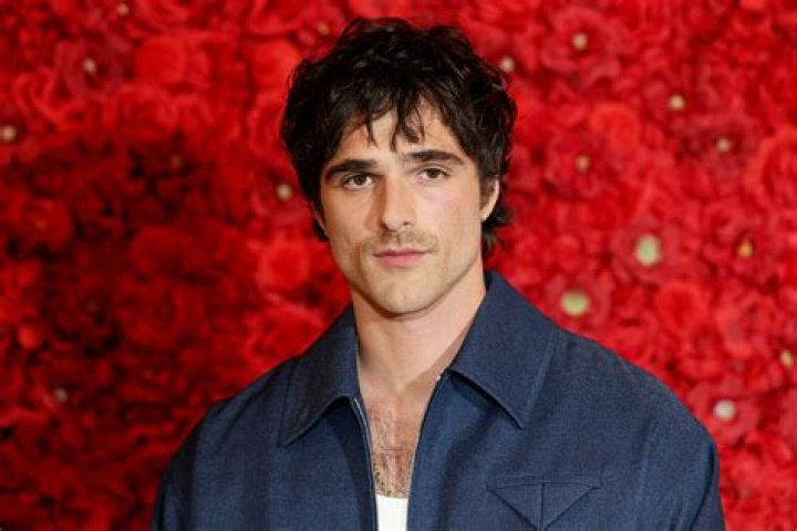 Is Jacob Elordi Gay? Find ‘The Kissing Booth’ Actor Partner
