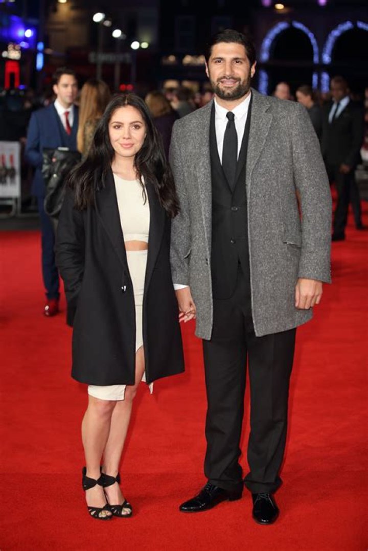 Kayvan Novak Wife, Gay, Married, Girlfriend, Age, Net Worth, Wiki