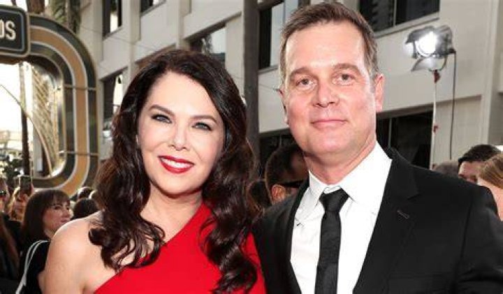 Lauren Graham: Boyfriend, net worth, tattoos, smoking & body measurements