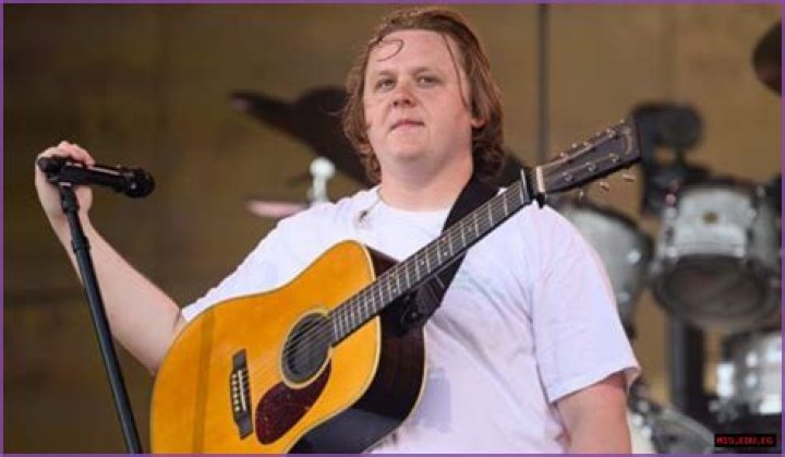 Lewis Capaldi (Singer) Wiki, Bio, Height, Weight, Age, Girlfriend, Net Worth, Family, Career, Facts