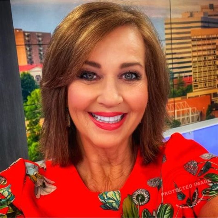 Lori Tucker Bio, Wiki, Age, Height, Husband, Daughters, WATE News, Salary ,and Net Worth.