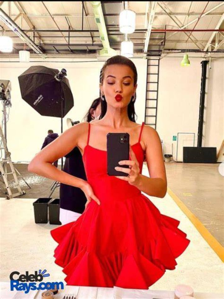 Love 101 Burcu: Pinar Deniz Birthday, Age, Height, Boyfriend, Wiki, Biography