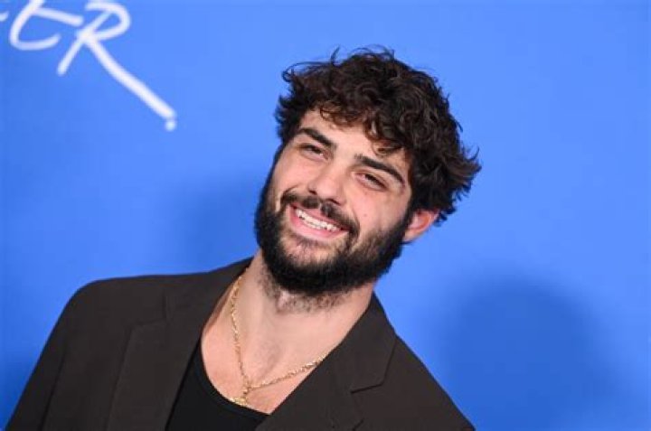Noah Centineo (Actor) Wiki, Biography, Ethnicity, Height, Weight, Age, Girlfriend, Net Worth, Family, Facts