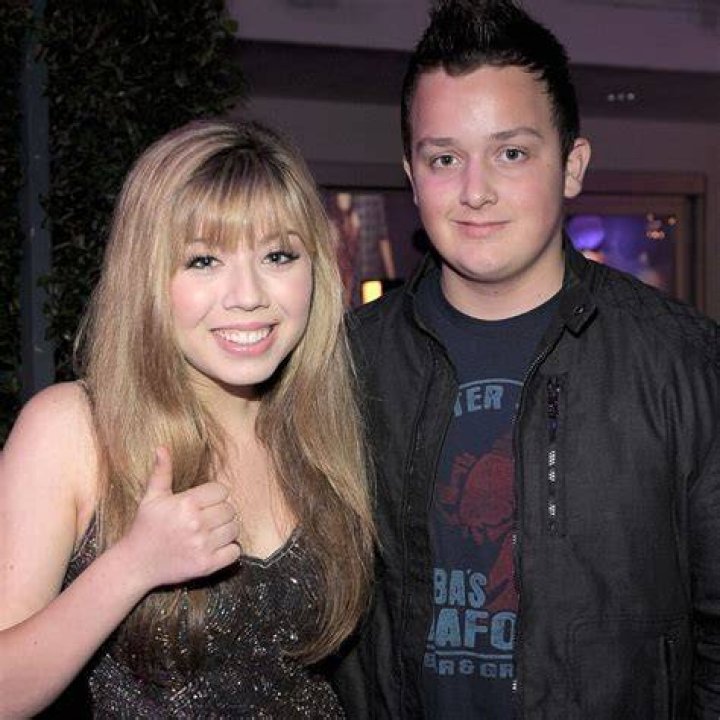 Noah Munck: dating, net worth, tattoos, smoking & body facts
