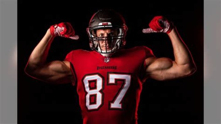 Rob Gronkowski BUCS Salary, Net Worth, Shirt, Uniform, Deal, Jersey, Height, Age, 40 Time, Family, Number