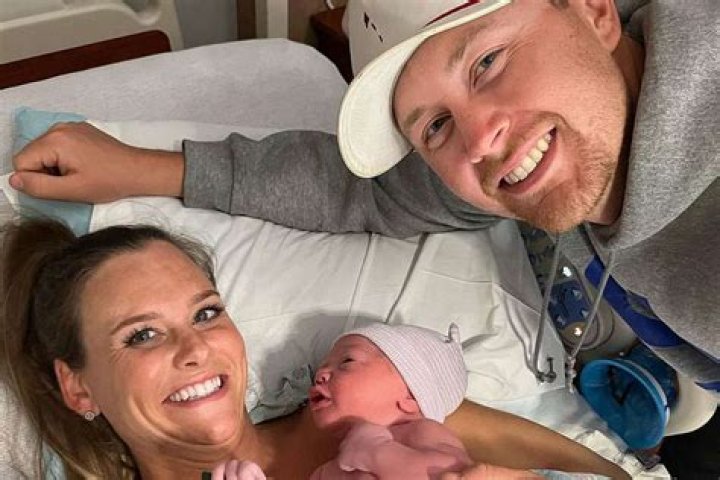 Scotty Mccreery: Wife, net worth, tattoos, smoking & body facts