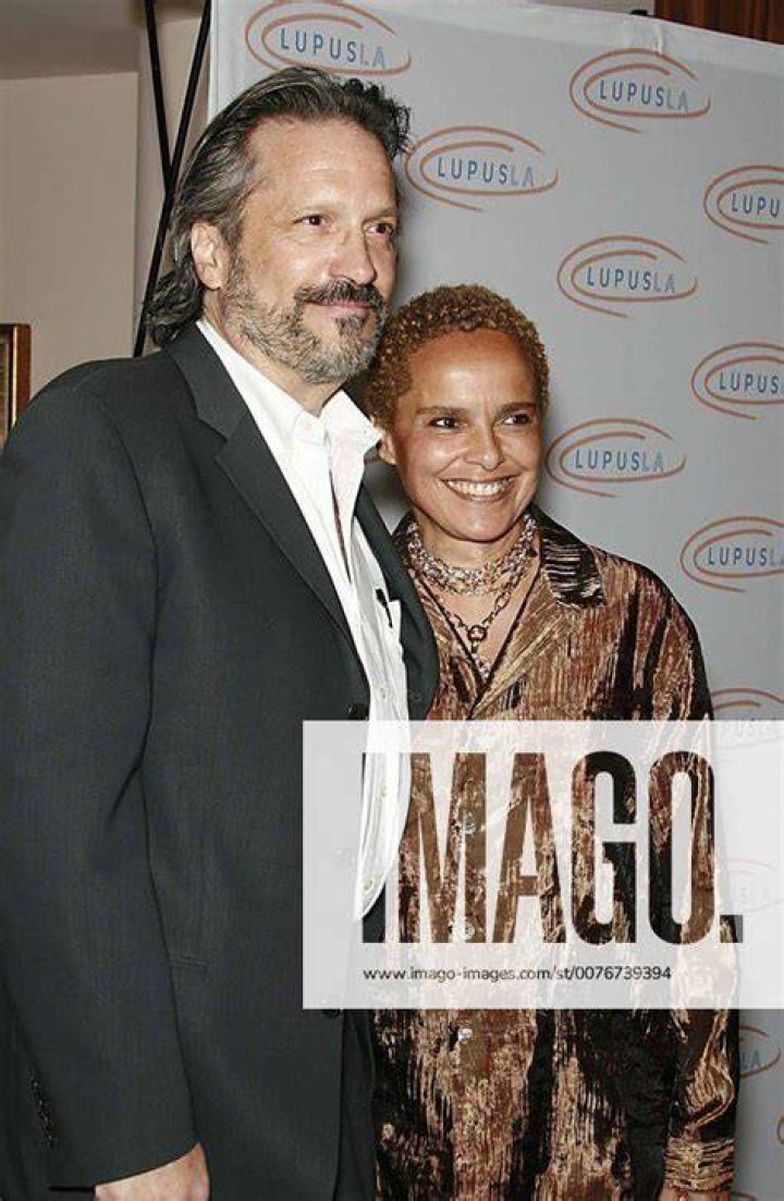 Shari Belafonte: Husband, net worth, tattoos, smoking & body measurements