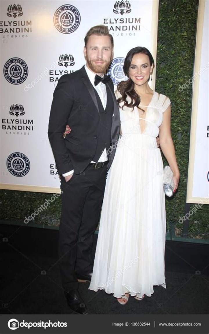 Singer: Who Is Paul Freeman? Everything To Know About Erin Cahill Husband