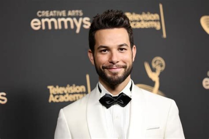 Skylar Astin Bio, Age, Glee, Singing, Movies, Net Worth, Salary