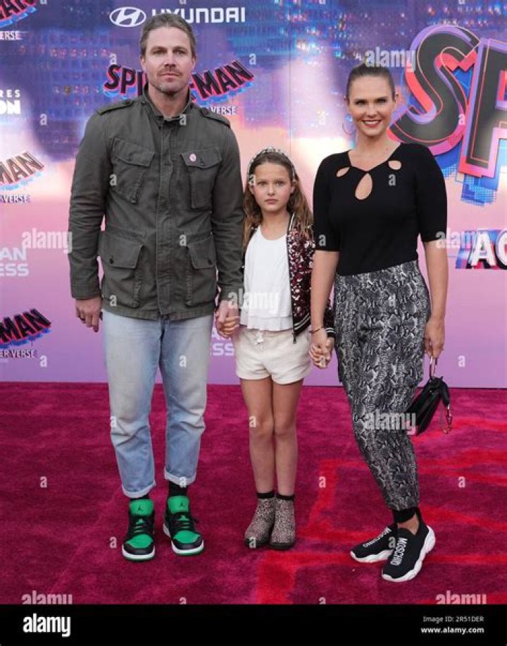 Stephen Amell – Bio, Wife, Brother, Daughter, Height, Net worth, Age
