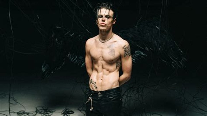 Thomas Raggi Pronouns, Wiki, Age, Birthday, Gender, Parents, Instagram, Smile, Zodiac Sign