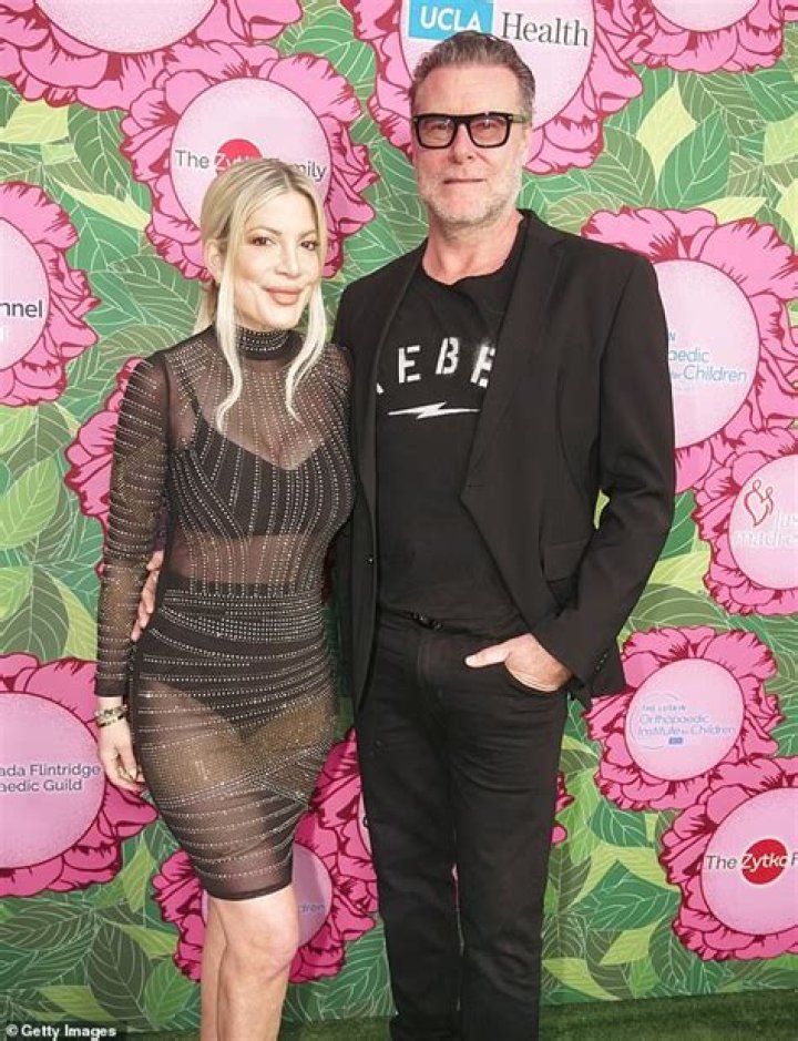 Tori Spelling: Husband, net worth, tattoos, smoking & body measurements