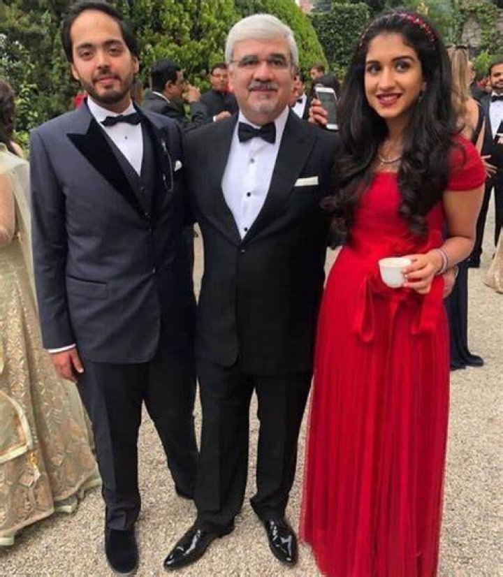 Viren Merchant: What does Radhika Merchant father do?