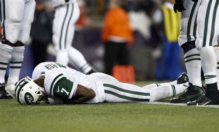 What Happened To Geno Smith Jaw? Broken Or Punched -Everything On His Wife And More