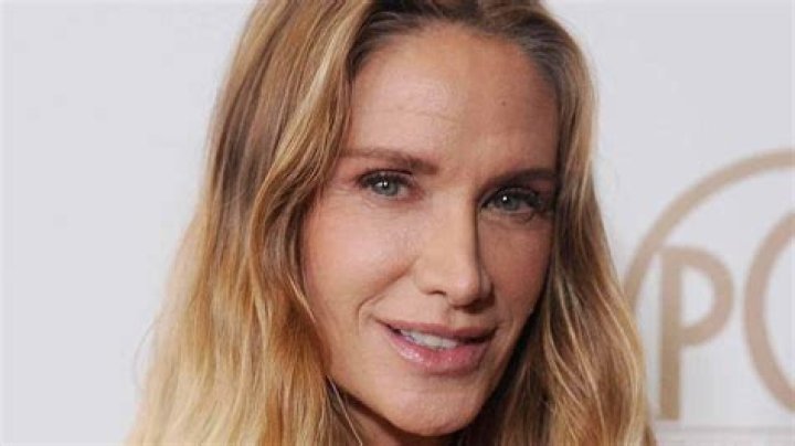 What happened with Kelly Lynch?