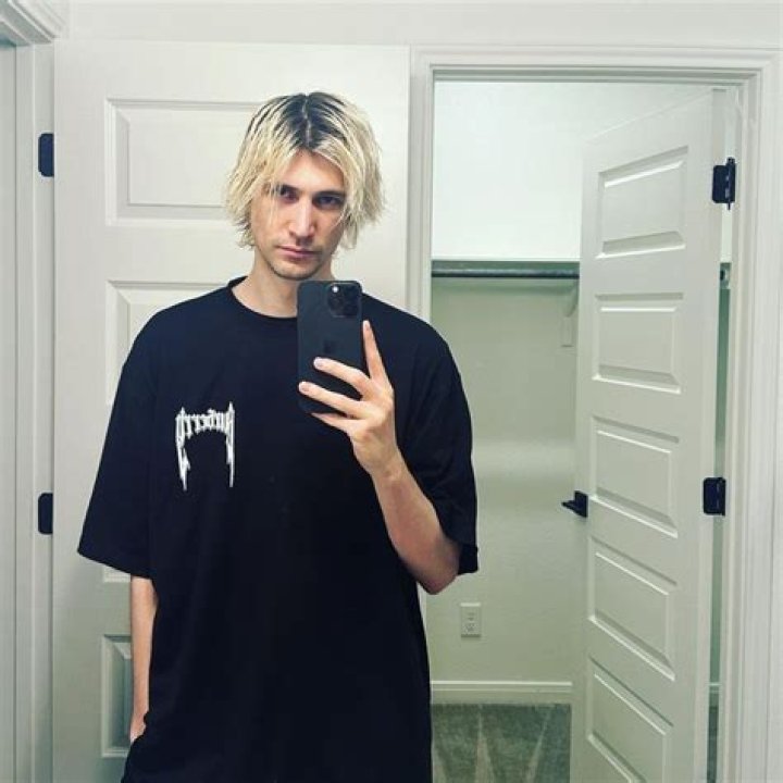 xQc Biography: Net Worth, Girlfriend, YouTube, Age, Accent, Reddit, Twitch, Real Name